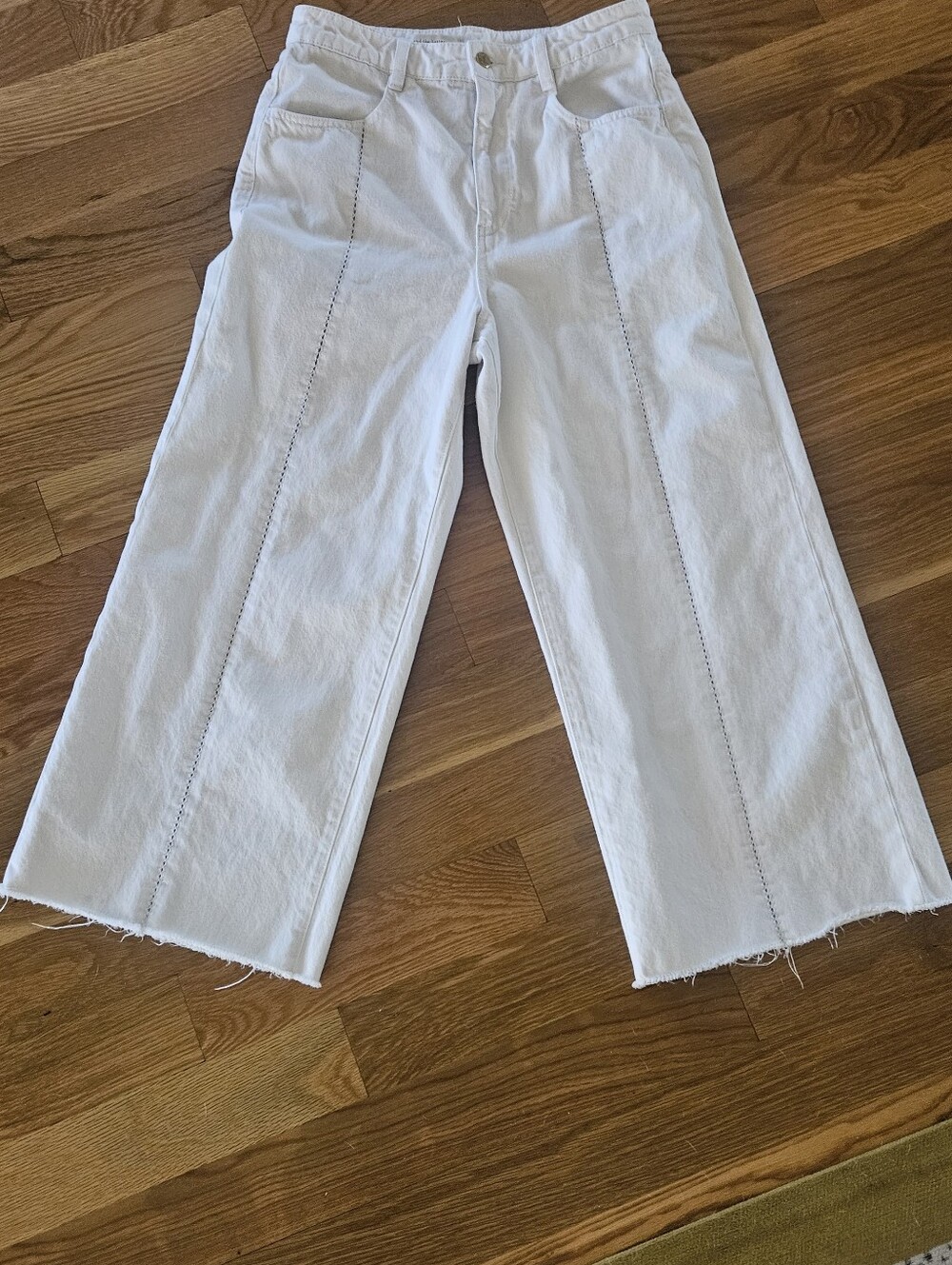 White Wide-Leg Pilcro Jeans. raw heam and cute seams. size 29. Anthroplogie